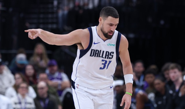 🎯克莱命中生涯第2800记三分 历史第5位&amp;距离超越利拉德还差5记