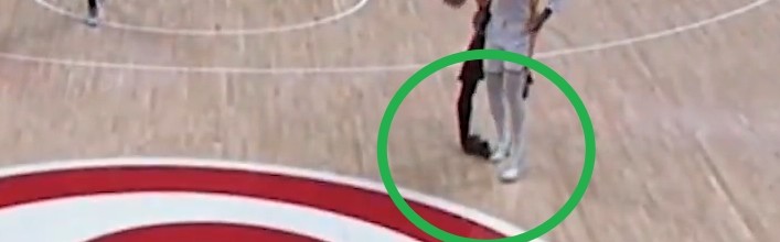 jiuyou-一场伤俩！布克右脚踝严重扭伤 被队友搀扶回了更衣室！